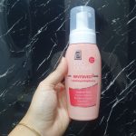 فوم شست‌وشوی صورت بدون سولفات و پارابن پرودرما، مناسب انواع پوست، با خاصیت پاک‌کننده، روشن‌کننده و درخشان کننده پوست، ترکیبات اسید لاکتیک AHA، عصاره انگور خرس، ویتامین سی و عصاره شیرین بیان، برای بانوان و آقایان، حجم 200 میلی‌لیتر، مدل Revitavest