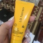کرم ضد آفتاب SPF30 پوست چرب لافارر ضد لک و بدون رنگ 40 میلی لیتر