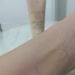 کرم پودر CC سینره، مناسب انواع پوست، تنالیته رنگ روشن و جلوه رنگ مات، با پوشانندگی بالا، حجم 40 میلی‌لیتر، با SPF40، بدون پارابن و رنگ شیمیایی، ضد التهاب، روشن کننده لک، آبرسان قوی، حاوی ویتامین C و عصاره بربری، مدل Light
