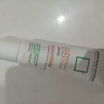 کرم پودر BB درماتیپیک، مناسب پوست مختلط و چرب، شماره رنگ 2، تنالیته رنگ متوسط، حجم 30 میلی‌لیتر، با SPF20، بدون چربی، تنظیم کننده ترشح سبوم، ضد جوش، جمع کننده منافذ باز پوست، رفع براقی، حافظت در برابر اشعه UVA،IR، و UAB، مدل s20